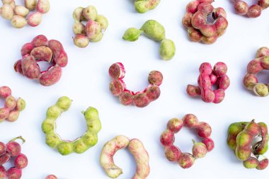 Manila tamarind meyvesi beyaz arkaplanda izole