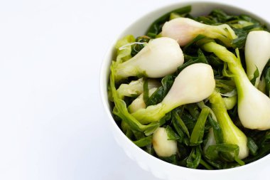 Beyaz kasede taze soğan turşusu.