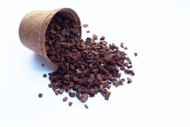 Pine bark is an ingredient for cultivation. Beneficial to the soil and plants.