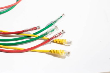 Beyaz arkaplanda LAN ağ bağlantısı ethernet kabloları.
