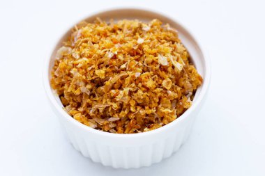 Beyaz arka planda kurutulmuş sarımsak..