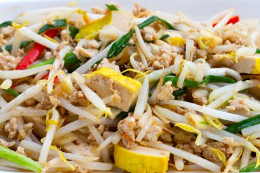 Kızarmış fasulye filizi, kıyma ve soya peyniri.