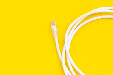 Sarı arkaplanda LAN ağ bağlantısı ethernet kabloları.
