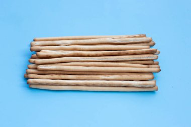 Mavi arkaplanda ekmek çubukları