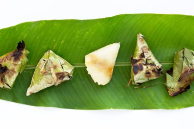 Muz izninde ızgara pilav ve fasulye dolu.