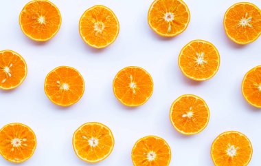 beyaz arkaplanda portakal meyvesi.