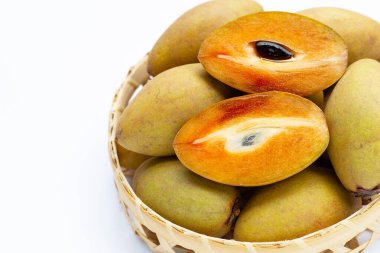 Beyaz arka planda taze sapodilla meyvesi