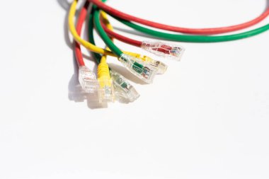 Beyaz arkaplanda LAN ağ bağlantısı ethernet kabloları.