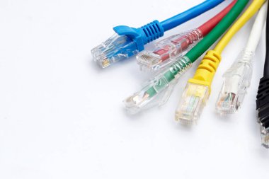 Beyaz arkaplanda LAN ağ bağlantısı ethernet kabloları.