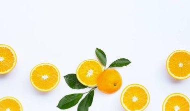 Yüksek C vitamini, sulu ve tatlı. Beyaz arka planda taze portakal meyvesi.