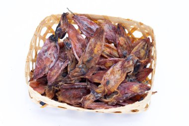 Beyaz arkaplanda kurumuş mürekkep balığı.