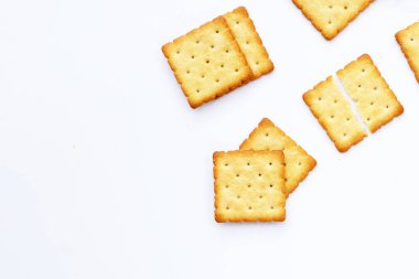 Beyaz arkaplanda kuru kraker kurabiyeleri.