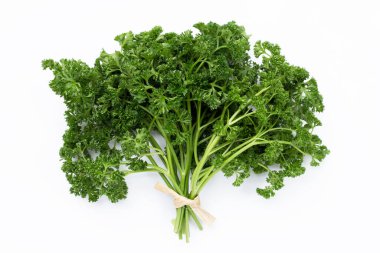 Beyaz arkaplanda taze maydanoz.