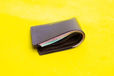 Sarı arka planda kahverengi cüzdan