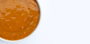 Pişirmek için tuzlu soya fasulyesi ezmesi.