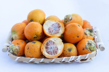 Beyaz arkaplanda Betel fındığı.