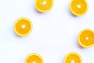 Yüksek C vitamini, sulu ve tatlı. Beyaz arka planda taze portakal meyvesi.