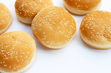 Beyaz arka planda susamlı hamburger çörekleri..