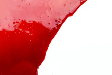 beyaz zemin üzerinde kan damlaları.