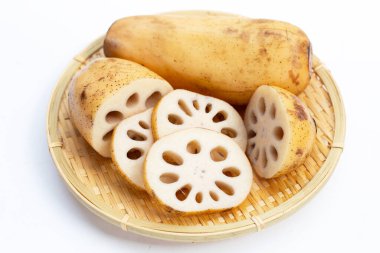 Beyaz arkaplanda nilüfer kökü