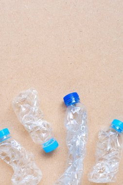 Kahverengi arka planda plastik şişeler.