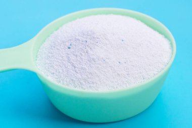 Çamaşır yıkamak için deterjan. Çamaşır konsepti.