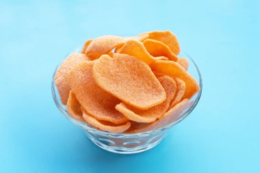 Mavi arka planda karides krakerleri. Karidesli çıtır pirinç.