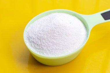 Çamaşır yıkamak için deterjan. Çamaşır konsepti.