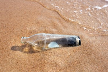 Kumsalda cam şişe