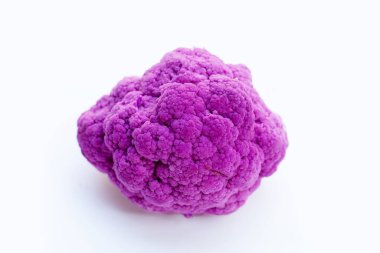 Beyaz arkaplanda mor karnabahar.