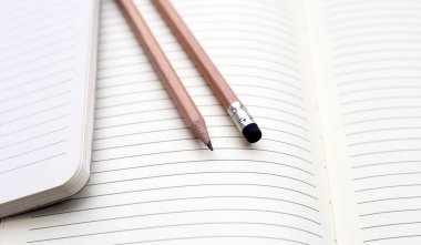 Kağıt üzerinde kalemler. Boşluğu kopyala