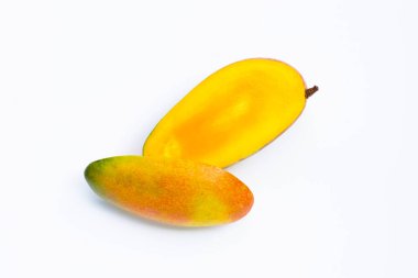 Tropik meyve, beyaz arka planda mango. Üst görünüm