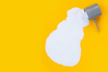 Çamaşır yıkamak için deterjan. Çamaşır konsepti.