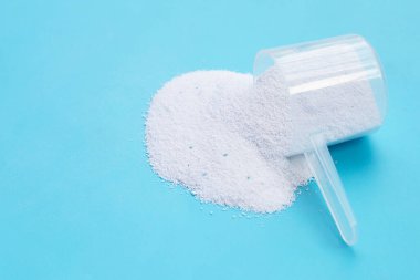 Çamaşır yıkamak için deterjan. Çamaşır konsepti.