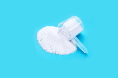 Çamaşır yıkamak için deterjan. Çamaşır konsepti.