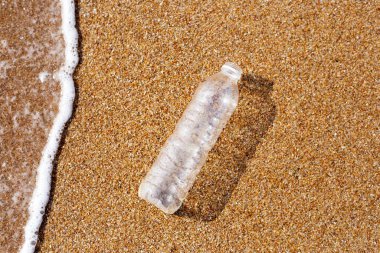 Plastik şişe sahilde