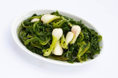 Beyaz tabakta turşulu taze soğan.