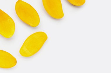 Tropik meyve, beyaz arka planda mango..