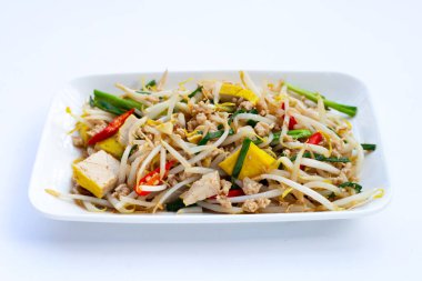 Kızarmış fasulye filizi, kıyma ve soya peyniri.