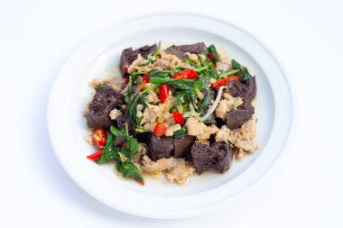 Kızarmış tavuk kanı küpleri ve fesleğenle doğranmış domuz eti.