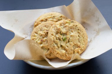 Fıstıklı ve bademli kurabiyeler koyu arkaplanda.