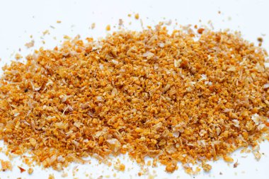 Beyaz arka planda kurutulmuş sarımsak..