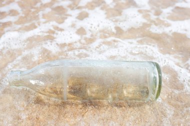 Kumsalda cam şişe