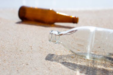 Cam şişeler sahilde