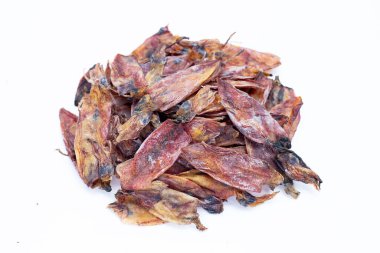 Beyaz arkaplanda kurumuş mürekkep balığı.