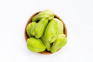 Beyaz arka plan üzerinde taze Chayote meyve.