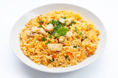 Beyaz arka planda kızarmış pirinç.. 