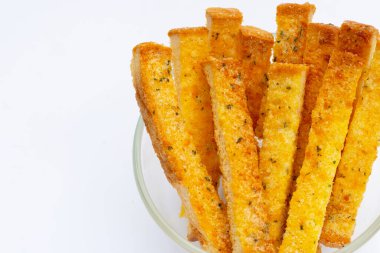 Beyaz arka planda izole edilmiş sarımsaklı ekmek çubukları..