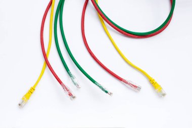 Beyaz arkaplanda LAN ağ bağlantısı ethernet kabloları.