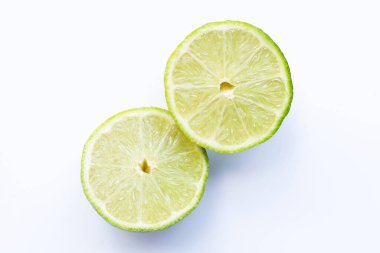 Beyaz arka planda taze limon. Boşluğu kopyala